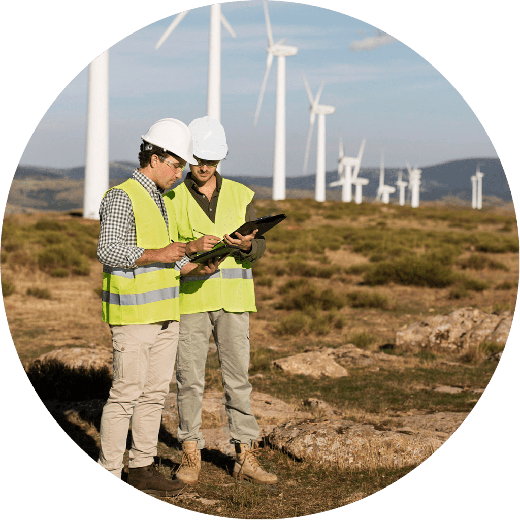 Umweltingenieure vor Windkraftanlagen