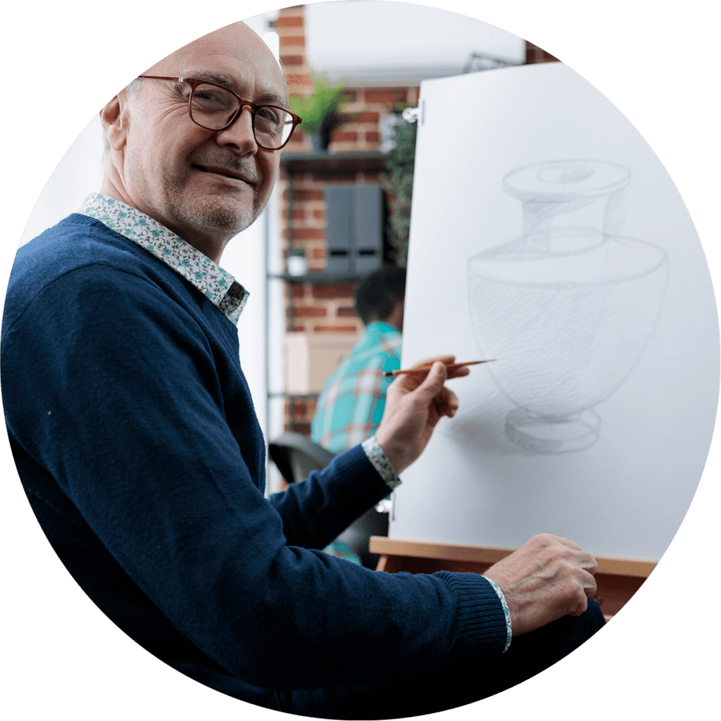 Kunsthistoriker an der Staffelei zeichnet eine Vase