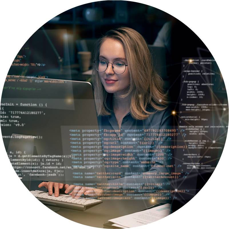 Frau am PC programmiert Codes