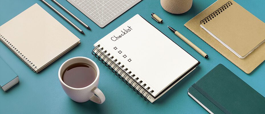 Planer und Notizblock mit Kaffeetasse und Stift auf dem Tisch