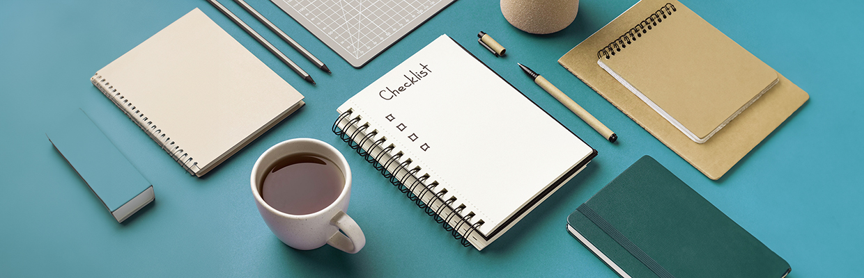 Planer und Notizblock mit Kaffeetasse und Stift auf dem Tisch
